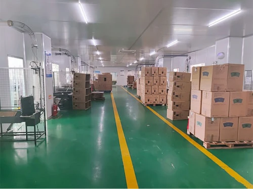 Afgewerkte kartonnen verpakkingen klaar voor verzending in de verpakkingsfabriek van XGolden