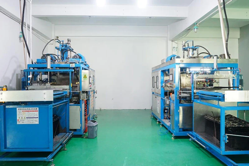 Blauwe verpakkingsvormmachines in de werkplaats van XGolden