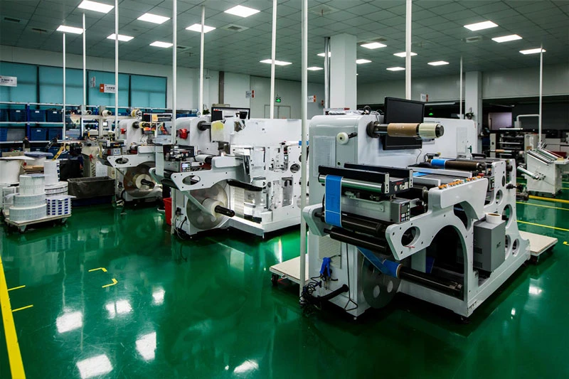 Machines voor het drukken en verwerken van etiketten op de productievloer